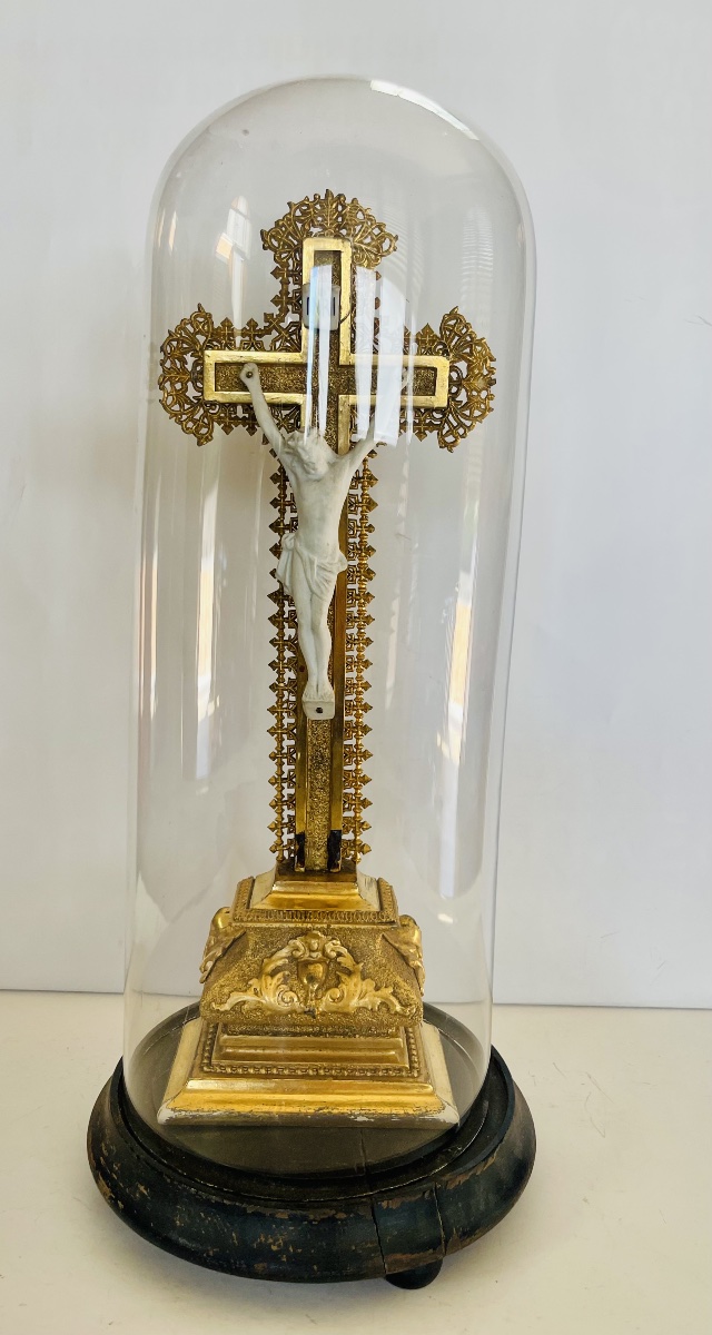 Crucifix Napoléon III sous cloche 